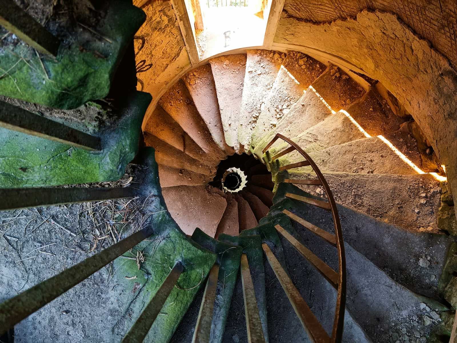 Dependencies in Knowledge and Practices